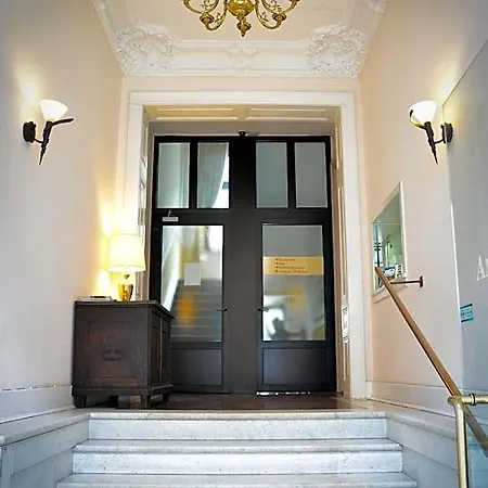 Am Landeshaus 2*