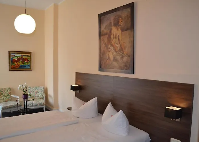 Am Landeshaus 호텔 2*