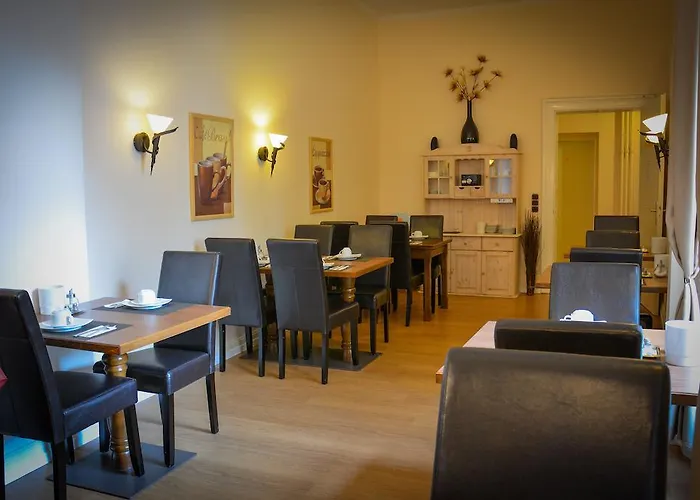 Am Landeshaus 호텔 2*